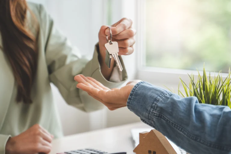 Advisor immobiliare che affianca il proprietario nella vendita di un grande immobile